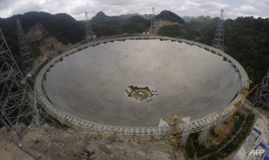 Kính thiên văn viễn vọng vô tuyến hình cầu khẩu độ 500m (FAST) tại tỉnh Quý Châu, Trung Quốc. Ảnh: AFP
