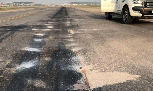 Đường băng sân bay Tân Sơn Nhất trước khi được sửa chữa. Ảnh LĐO