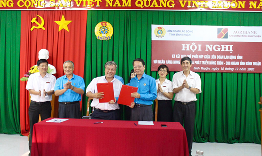 LĐLĐ tỉnh Bình Thuận ký kết thỏa thuận hợp tác với Ngân hàng Agribank chi nhánh Bình Thuận. Ảnh: Võ Huyền