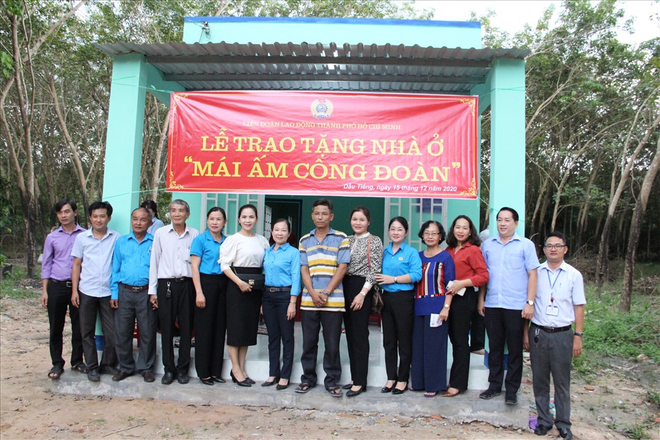 Tổ chức công đoàn khánh thành và bàn giao căn nhà Mái ấm công đoàn cho đoàn viên khó khăn ở huyện Dầu Tiếng, tỉnh Bình Dương. Ảnh: Đình Trọng