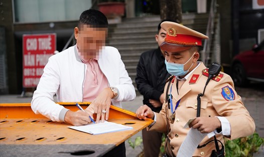 Đội Cảnh sát giao thông số 6, PC08 Hà Nội xử phạt một trường hợp dừng đỗ trái quy định. Ảnh: V.Dũng.