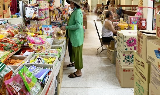 Các quầy bán bánh kẹo tại chợ Bình Tây (quận 6, TPHCM) vắng khách ghé mua. 
Ảnh: Ngọc Lê