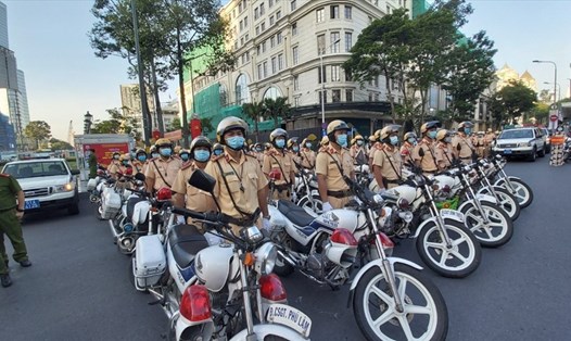 Lực lượng CSGT tham gia đảm bảo trật tự an toàn giao thông. Ảnh: Huân Cao