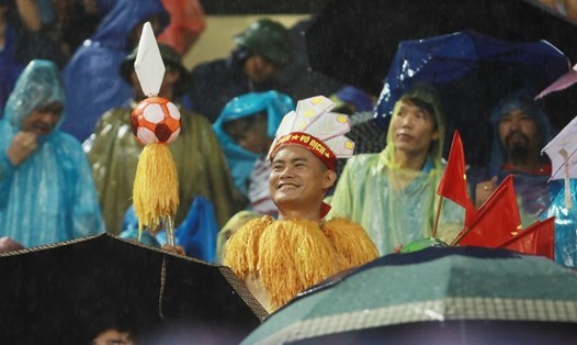Hình ảnh khán giả Phú Thọ đội mưa theo dõi trận đấu của U23 Việt Nam tại sân Việt Trì hồi tháng 6.2019. Ảnh: Tô Thế