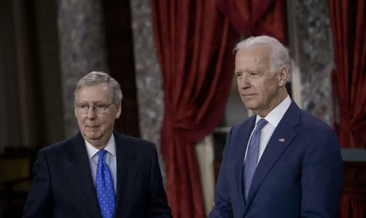 Tổng thống đắc cử Joe Biden và Lãnh đạo đa số tại Thượng viện Mitch McConnell. Ảnh: AFP