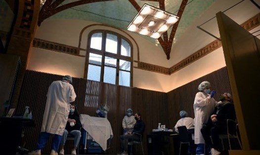 Nhân viên y tế lấy mẫu xét nghiệm nhanh kháng nguyên COVID-19 tại  Bệnh viện Santa Creu i Sant Pau ở Barcelona, Tây Ban Nha, ngày 14.12. Ảnh: AFP