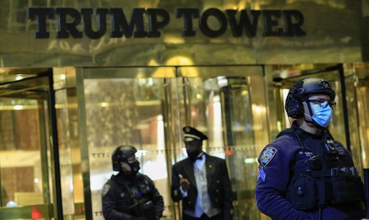 Cảnh sát New York đứng gác trước Tháp Trump trên đại lộ số 5 vào đêm trước cuộc bầu cử tổng thống ở New York hôm 2.11.2020. Ảnh: AFP.