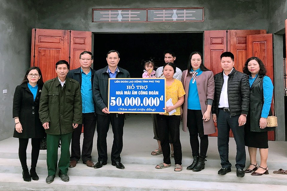 Ông Phạm Sơn- Phó Chủ tịch Thường trực LĐLĐ tỉnh trao số tiền hỗ trợ gia đình đoàn viên Phạm Thị Vân. Ảnh: Mỹ Hạnh.