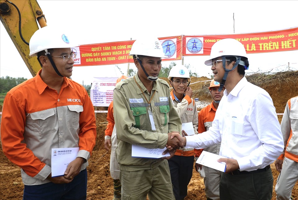 Phó Chủ tịch Công đoàn Điện lực Việt Nam Lương Bá Thanh (bên phải) trao quà cho các đơn vị thi công trên công trường. Ảnh: Đắc Cường