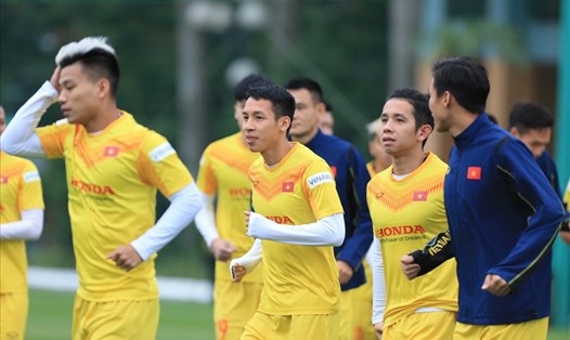 Các cầu thủ Việt Nam mang áo giữ nhiệt và áo khoác chống lạnh. Ảnh: Minh Dân