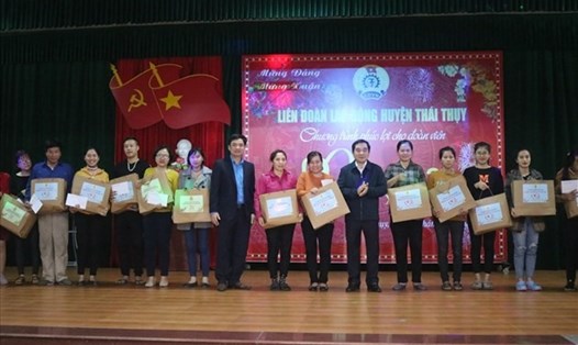 Lãnh đạo tỉnh Thái Bình và lãnh đạo LĐLĐ tỉnh tặng quà CNLĐ dịp Tết nguyên đán 2020. Ảnh Bá Mạnh