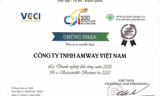 Chứng nhận Amway nằm trong Top 100 doanh nghiệp phát triển bền vững. Ảnh: Amway Việt Nam.
