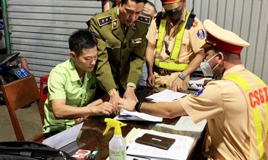 Lực lượng CSGT tỉnh Đắk Lắk phối hợp với Cục Quản lý thị trường tỉnh lập biên bản xử lý một chủ tài xế xe khách vận chuyển tấn 1,7 lòng lợn bẩn về TPHCM tiêu thụ. Ảnh: T.X