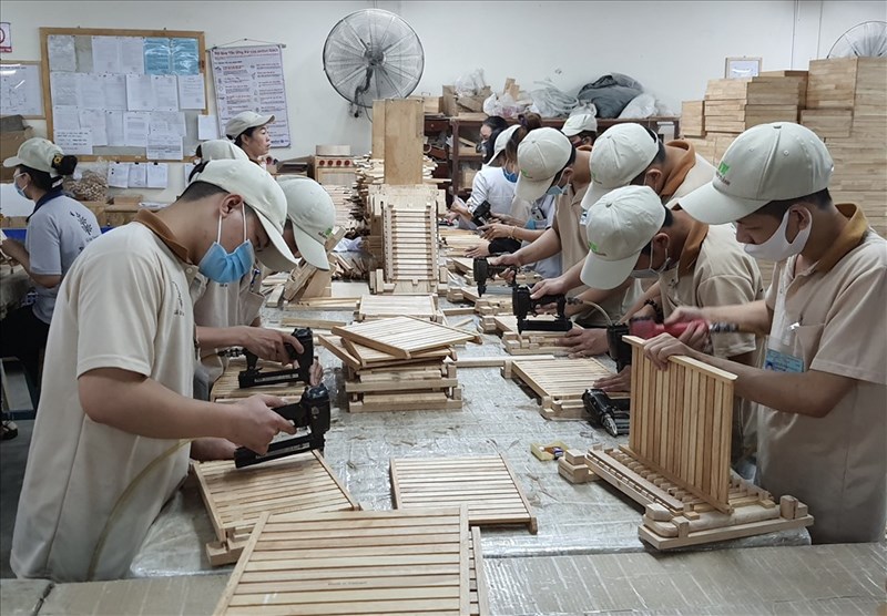 Công nhân mong chờ doanh nghiệp công bố thưởng Tết