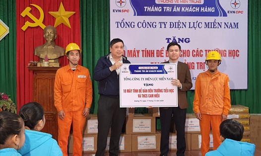 Thầy giáo Lê Đức Hùng - Hiệu trưởng Trường TH&THCS Cam Hiếu (huyện Cam Lộ, tỉnh Quảng Trị) tiếp nhận 10 bộ máy tính do Tổng công ty Điện lực miền Nam trao tặng. Ảnh: Minh Thành