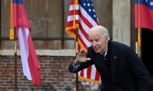 Tổng thống đắc cử Joe Biden vẫy chào trong cuộc vận động ủng hộ các ứng cử viên Thượng viện đảng Dân chủ ở Atlanta, Georgia, hôm 15.12. Ảnh: AFP.