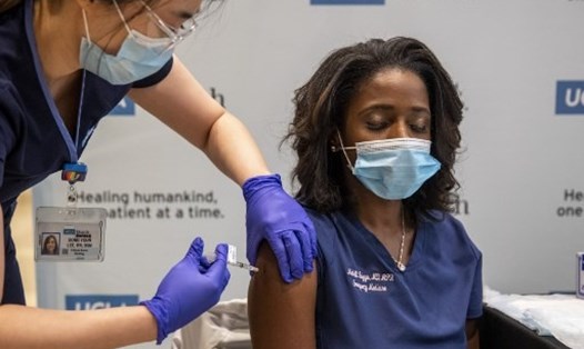 Một nữ nhân viên y tế được tiêm vaccine COVID-19 ở  Westwood, California, Mỹ. Ảnh: AFP.