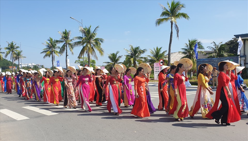 Phụ nữ TP.Hạ Long biểu diễn áo dài tại Khu du lịch Tuần Châu sáng 10.10.2020. Ảnh: Nguyễn Hùng