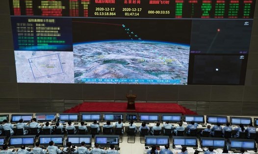 Nhân viên kỹ thuật theo dõi quá trình hạ cánh của tàu Chang'e-5 của Trung Quốc tại Trung tâm Kiểm soát Hàng không Vũ trụ Bắc Kinh ở Bắc Kinh hôm 17.12. Ảnh: Tân Hoa Xã.