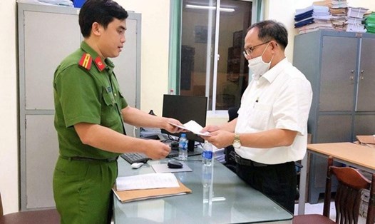 Ông Tất Thành Cang nhận lệnh khởi tố, bắt tạm giam từ Cơ quan Cảnh sát điều tra Công an TPHCM. Ảnh: Công an cung cấp.