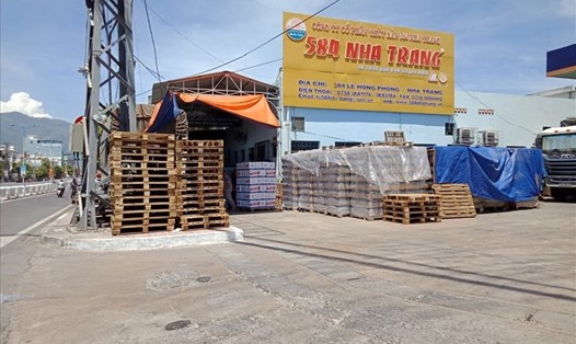 Cơ sở sản xuất, đóng chai nước mắm 584 Nha Trang nằm ngay trên ngã tư Nguyễn Đức Cảnh - Lê Hồng Phong, Nha Trang, Khánh Hòa. Ảnh: Nhiệt Băng