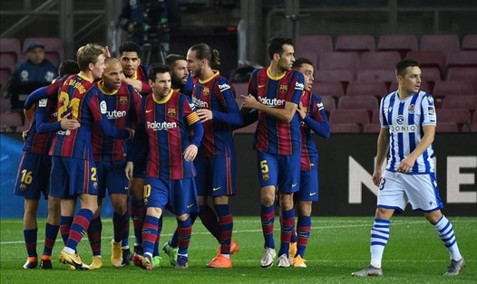Với 2 bộ mặt trong 2 hiệp đấu, Barca có chiến thắng đầy nhọc nhằn trước Real Sociedad. Ảnh: AFP