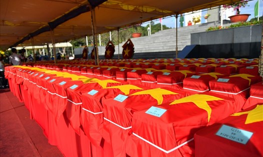 262 hài cốt liệt sĩ được an táng theo nghi thức quân đội tại khuôn viên Nghĩa trang liệt sĩ thành phố Hà Tiên (Kiên Giang). Ảnh: PV