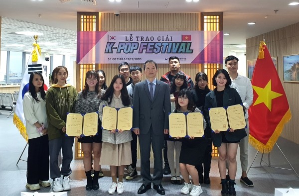 Tổng Lãnh sự quán Hàn Quốc trao giải Cuộc thi KPop Festival năm 2020. Ảnh: Ngô Huyên