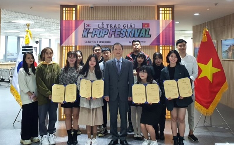 Tổng Lãnh sự quán Hàn Quốc trao giải Cuộc thi KPop Festival năm 2020. Ảnh: Ngô Huyên