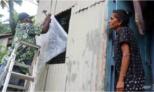 Người dân Fiji gia cố nhà cửa chuẩn bị ứng phó siêu bão Yasa. Ảnh: AFP