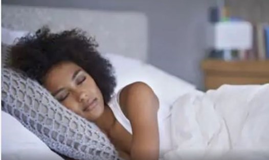 Đi ngủ không cần gối có thể mang lại một số lợi ích đáng kể cho cơ thể con người. Ảnh: AFP