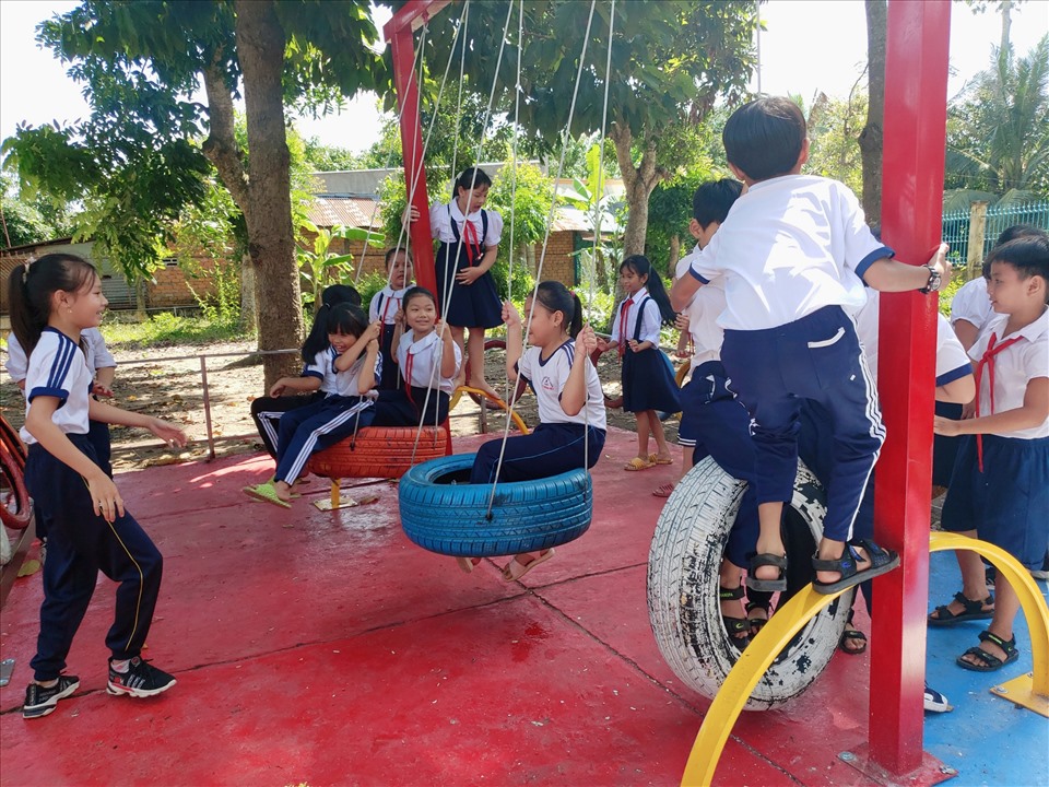 Các em học sinh thích thú với "sân chơi thiếu nhi". Ảnh: Trung Hiếu
