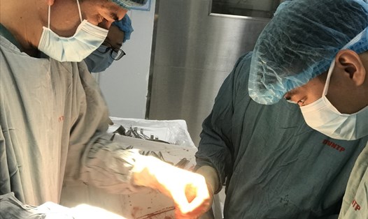 Bệnh viện Nguyễn Tri Phương (TPHCM) vừa thực hiện phẫu thuật thành công cho bệnh nhân mang khối u hiếm gặp, kích thước “khổng lồ”. Ảnh: BVCC