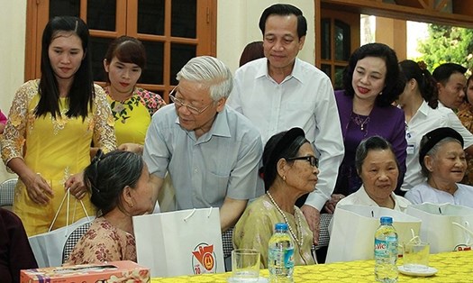 Tổng Bí thư, Chủ tịch Nước Nguyễn Phú Trọng trong dịp tặng quà người có công tại Trung tâm Nuôi dưỡng và Điều dưỡng người có công số 2 Hà Nội. Ảnh: TTXVN