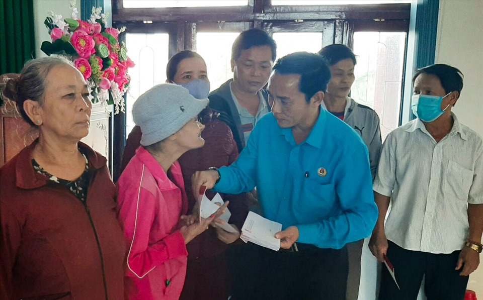 LĐLĐ Quảng Ngãi trao 250 suất quà cho người lao động bị thiệt hại do bão lũ. Ảnh: Thanh Chung