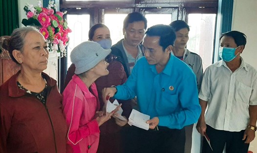 LĐLĐ Quảng Ngãi trao 250 suất quà cho người lao động bị thiệt hại do bão lũ. Ảnh: Thanh Chung