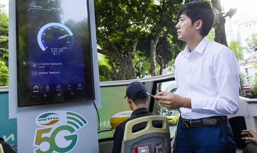 Một kỹ sư đang thử nghiệm tốc độ 5G tại Hà Nội. Ảnh: Cường Ngô