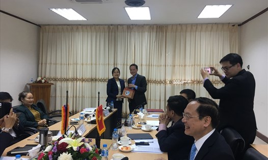 Thứ trưởng Bộ Tài nguyên và Môi trường Việt Nam Lê Công Thành trong cuộc họp với Bộ TNMT Lào tại Cục KTTV Lào 2018. Ảnh: HOÀI LINH
