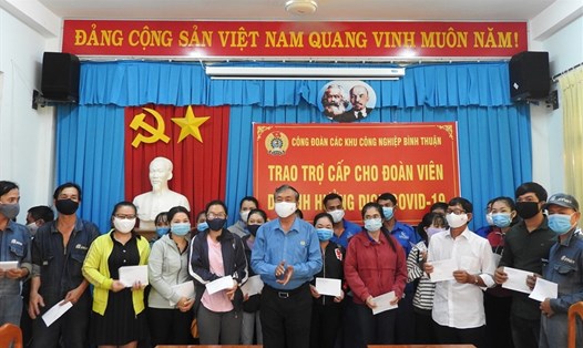 Công đoàn KCN Bình Thuận trao hỗ trợ cho đoàn viên và người lao động. Ảnh: Công đoàn Bình Thuận