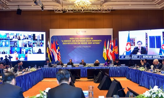 Tọa đàm Quốc tế: “Cộng đồng ASEAN Gắn kết và Chủ động thích ứng: Suy ngẫm 2020 vì Hành động chung mạnh mẽ hơn” diễn ra ngày 17.12. Ảnh: BNG.