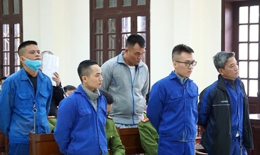 Cường "cận" (người đeo kính hàng trên) và các đàn em bị tòa án Hải Phòng phạt tù ngày 17.12 - ảnh ĐH
