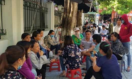Gần 200 CNLĐ tại Cty TNHH Thương mại và Dịch vụ LB Việt Nam tập trung trước trụ sở Sở Lao động - Thương binh và Xã hội tỉnh Ninh Bình để cầu cứu vì chủ doanh nghiệp nợ BHXH. Ảnh: NT