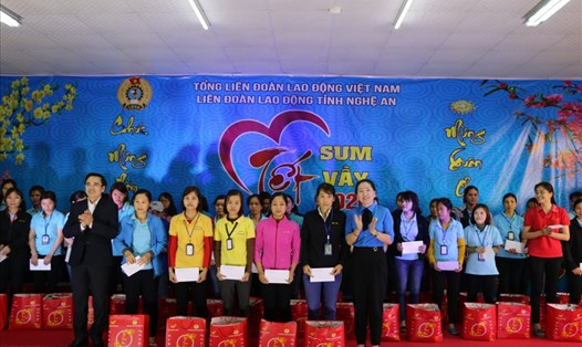 Lãnh đạo MTTQ và LĐLĐ tỉnh Nghệ An trao quà cho công nhân lao động có hoàn cảnh khó khăn tại Tết Sum vầy 2020. Ảnh: Thanh Tùng