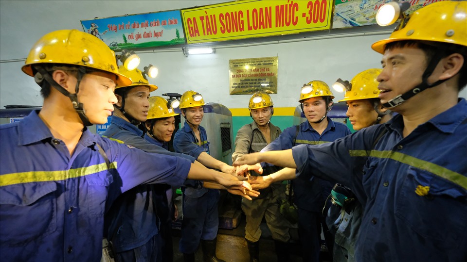 Thợ mỏ Hà Lầm (TKV) trước mỗi giờ vào ca luôn thể hiện sử đoàn kết "Kỷ luật và đồng tâm". Ảnh: T.N.D
