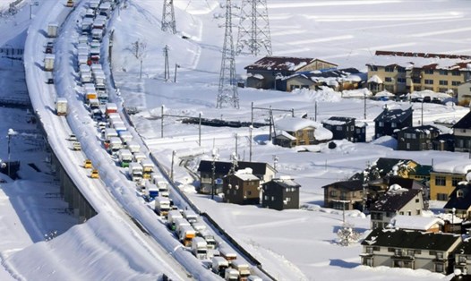 Hàng dài phương tiện nối đuôi nhau bị mắc kẹt trên đường cao tốc giữ trời bão tuyết. Ảnh: NEXCO