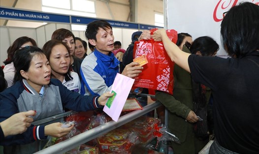 Công nhân mua sắm dịp Tết 2020 tại Hà Nội. Ảnh minh hoạ: Hải Nguyễn