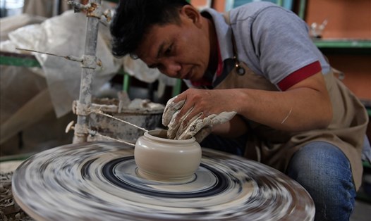 Anh Dương Minh Tâm, 43 tuổi chuyên tạo hình bàn xoay.