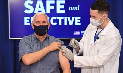 Ông Mike Pence tiêm vaccine COVID-19 hôm 18.12. Ảnh: AFP.