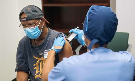 Vaccine COVID-19 của Moderna được tiêm cho một tình nguyện viên ở Detroit, Mỹ. Ảnh: AFP.