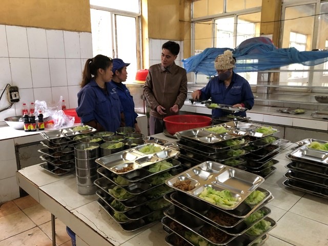 Ông Lê Hùng Mạnh – Ủy viên Ban Thường vụ, Trưởng ban Tuyên giáo – Nữ công Liên đoàn Lao động tỉnh khảo sát và trao đổi với công nhân về bữa ăn ca tại Bếp ăn tập thể - Căng tin của Nhà máy tuyển quặng sắt Minh Sơn (Bắc Mê) thuộc Công ty cổ phần Đầu tư và Khoáng sản An Thông. Ảnh: Hoàng Hương.
